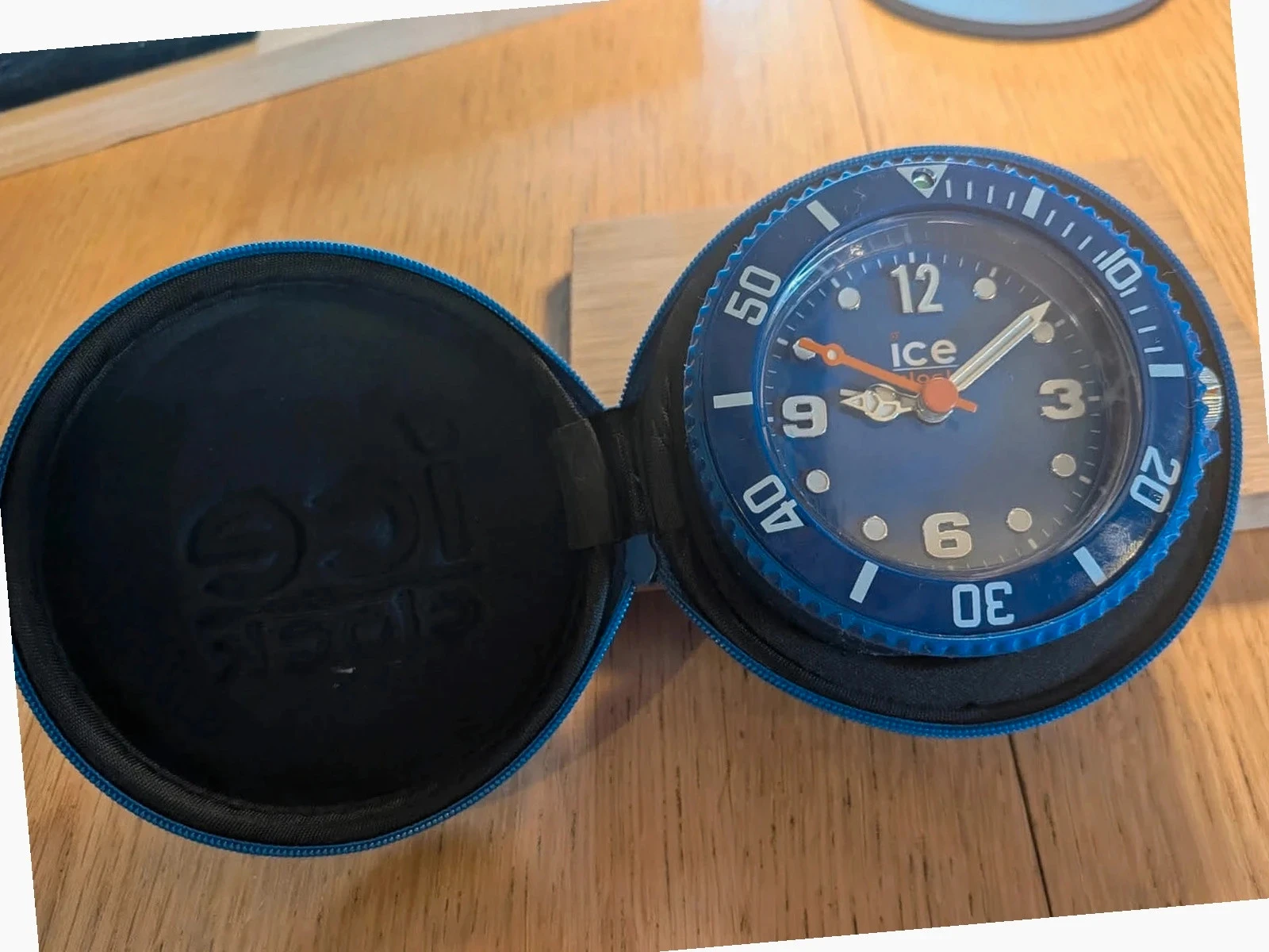 Horloge/réveil ICE Watch + étui